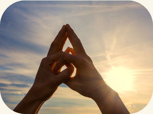 Mudra, geste sacré des mains devant le soleil levant